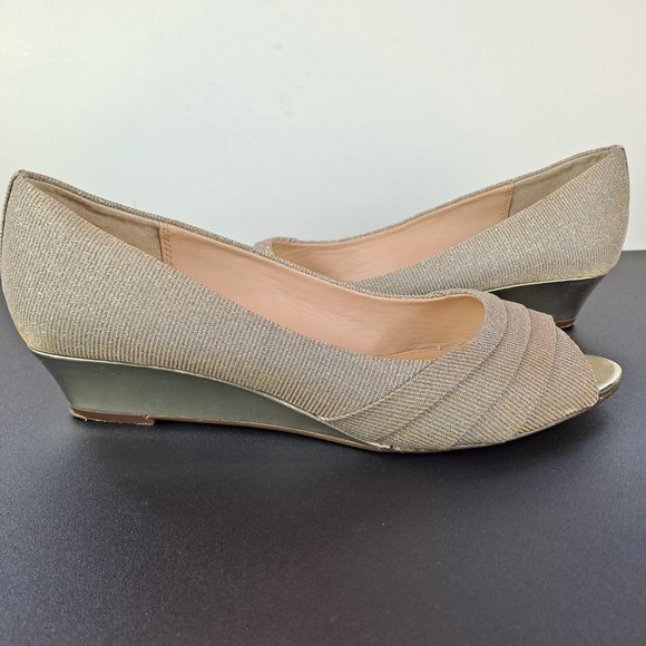 Nina New York Gold Metallic Wedge Shoe Peep Toe Size 8 - Picture 3 of 13